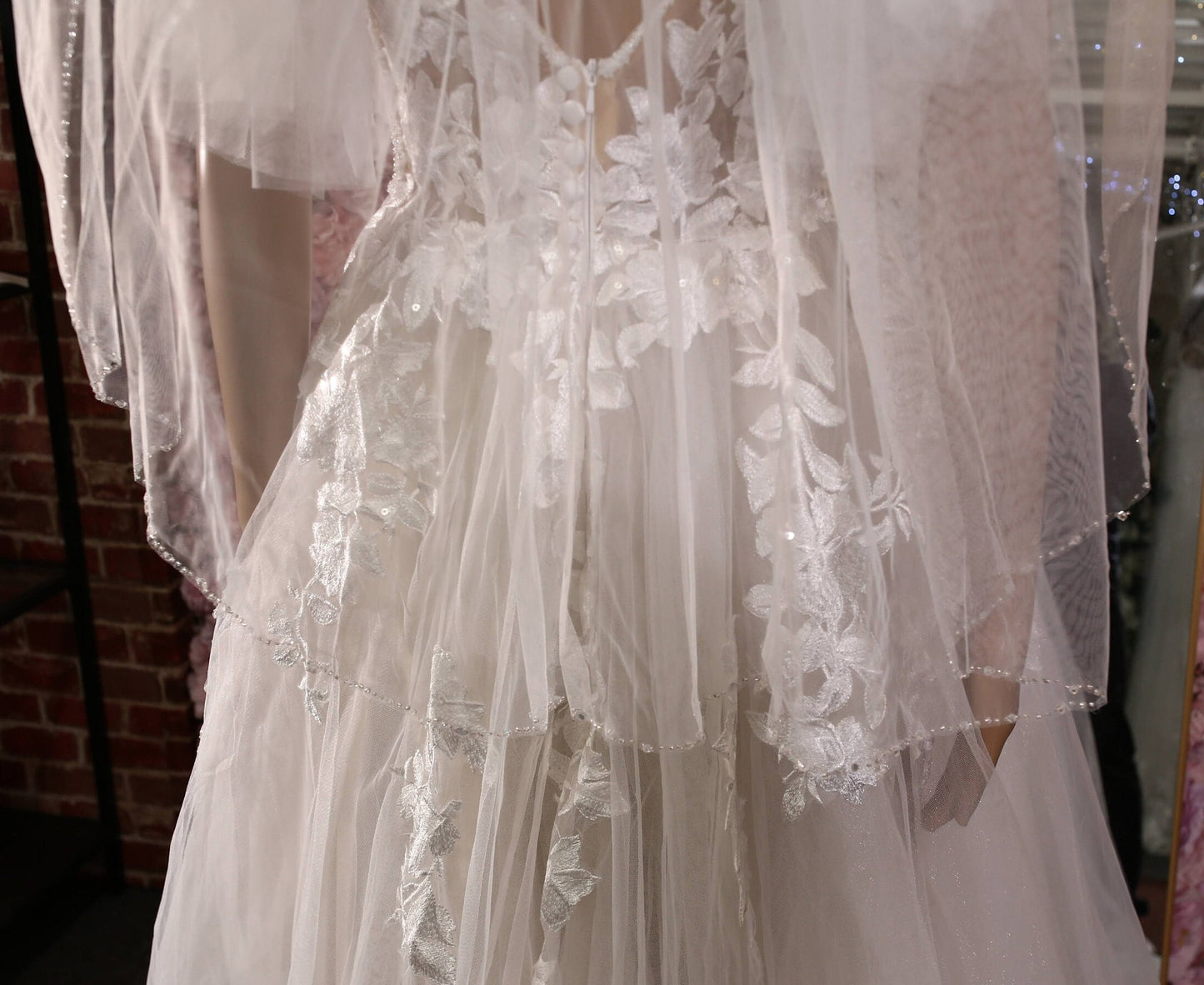 Handcrafted Bead and Pearl Edge Bridal Veil for Timeless Elegance – Wedding Accessories – Glamorous Ceremony Accent