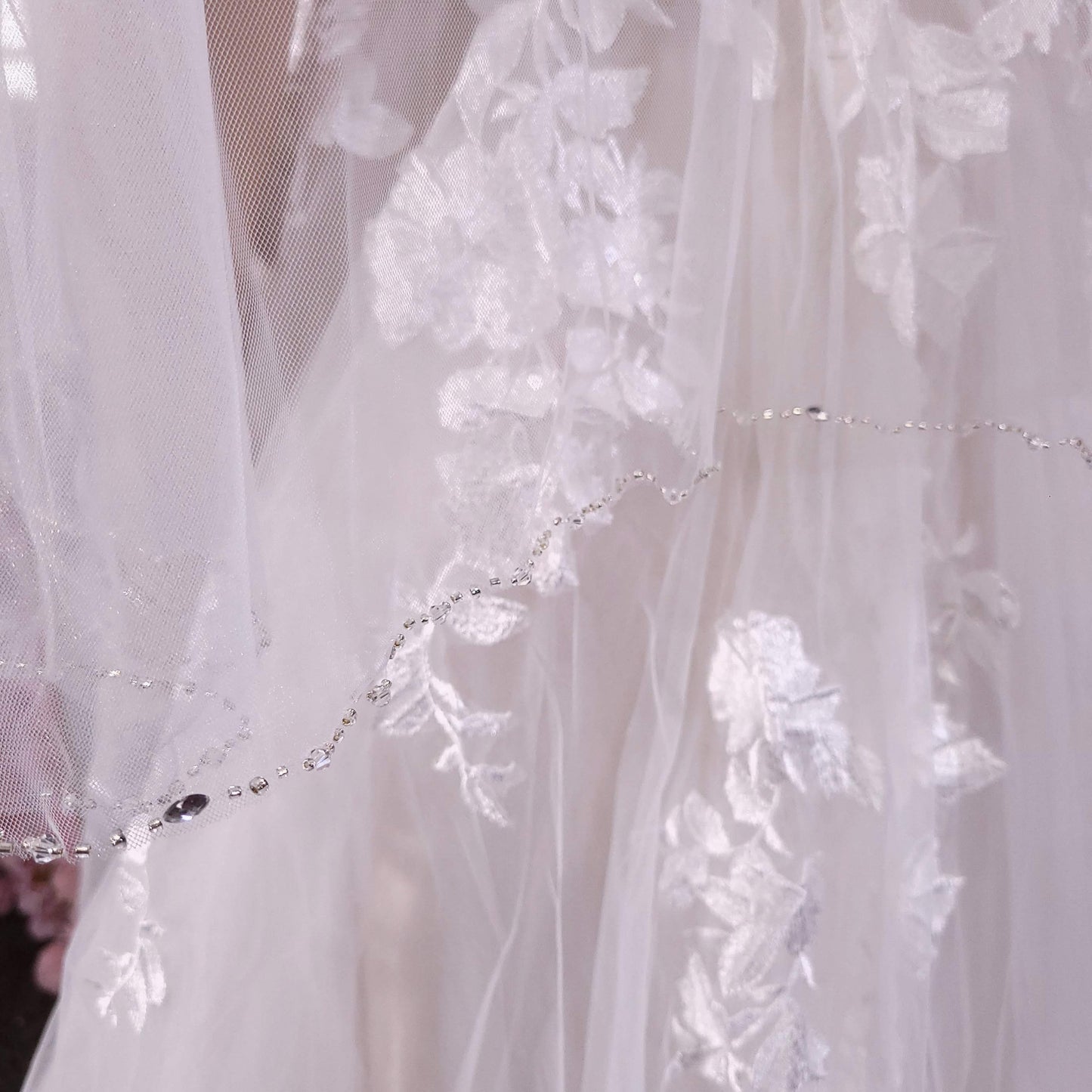 Handcrafted Bead and Pearl Edge Bridal Veil for Timeless Elegance – Wedding Accessories – Glamorous Ceremony Accent