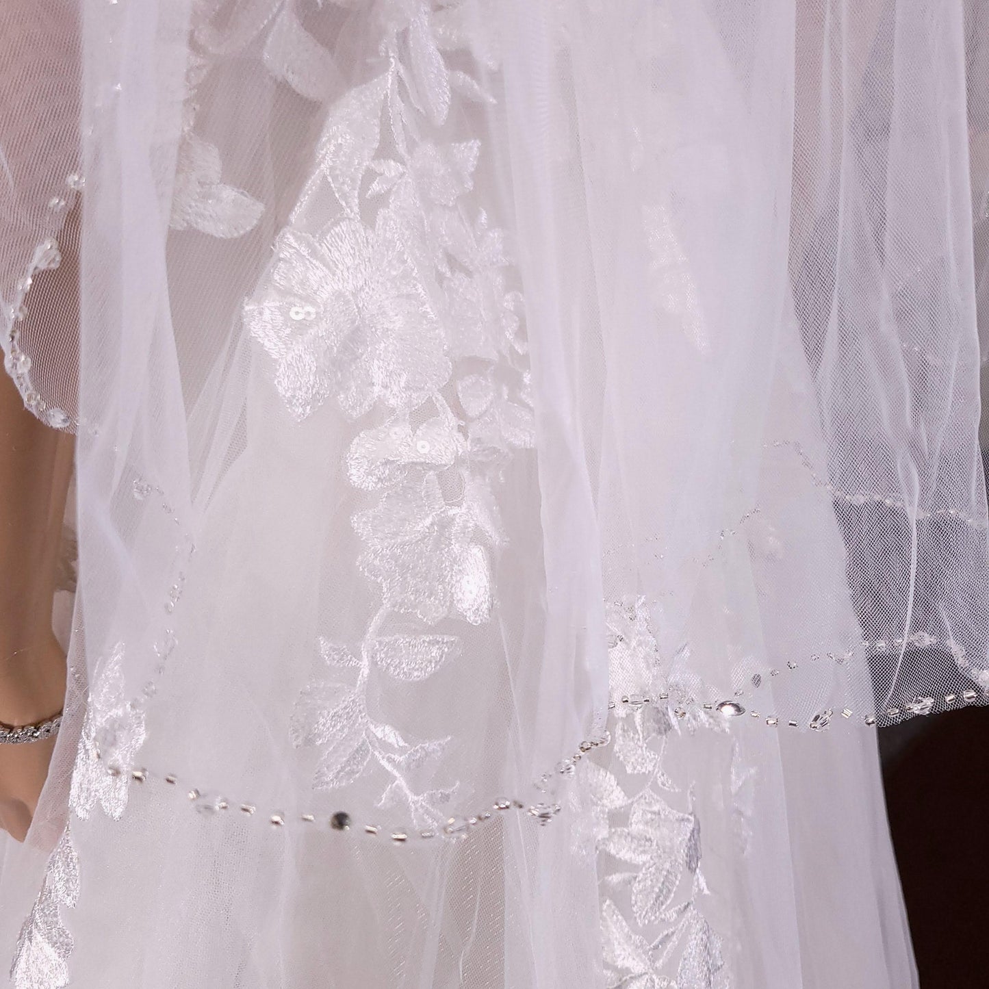 Handcrafted Bead and Pearl Edge Bridal Veil for Timeless Elegance – Wedding Accessories – Glamorous Ceremony Accent