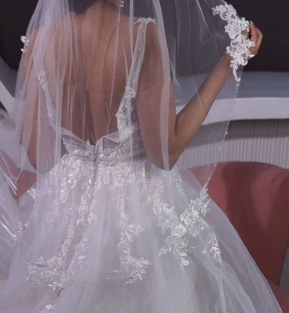 Off-White Bridal Veil: Short Lace Floral Edge with Pearls (100cm)
