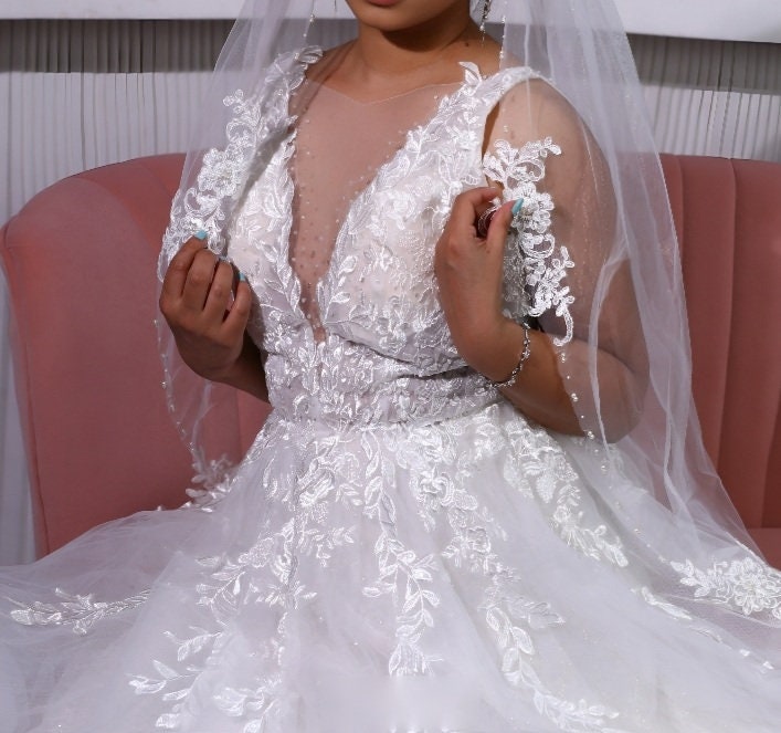 Off-White Bridal Veil: Short Lace Floral Edge with Pearls (100cm)