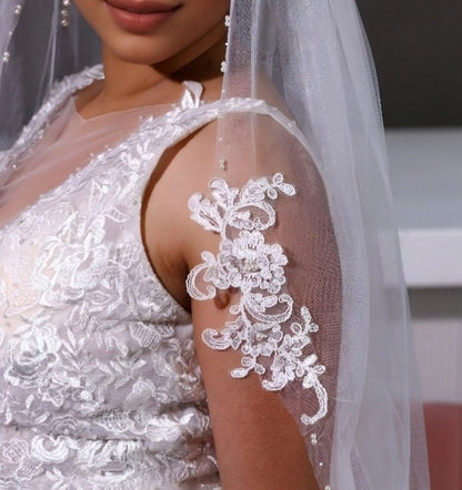Off-White Bridal Veil: Short Lace Floral Edge with Pearls (100cm)