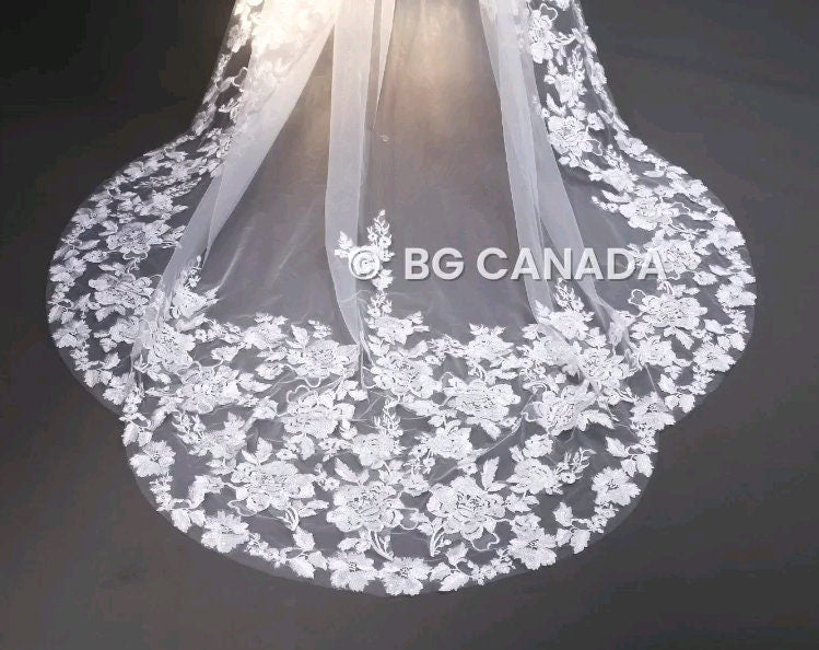 Scalloped Floral Cathedral Veil: Elegant Bridal Lace, 300cm