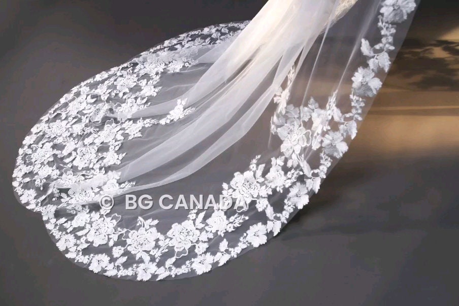 Scalloped Floral Cathedral Veil: Elegant Bridal Lace, 300cm