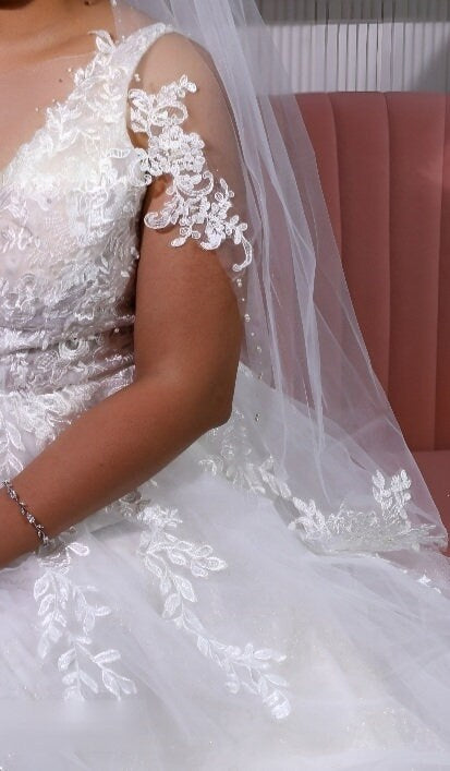 Off-White Bridal Veil: Short Lace Floral Edge with Pearls (100cm)