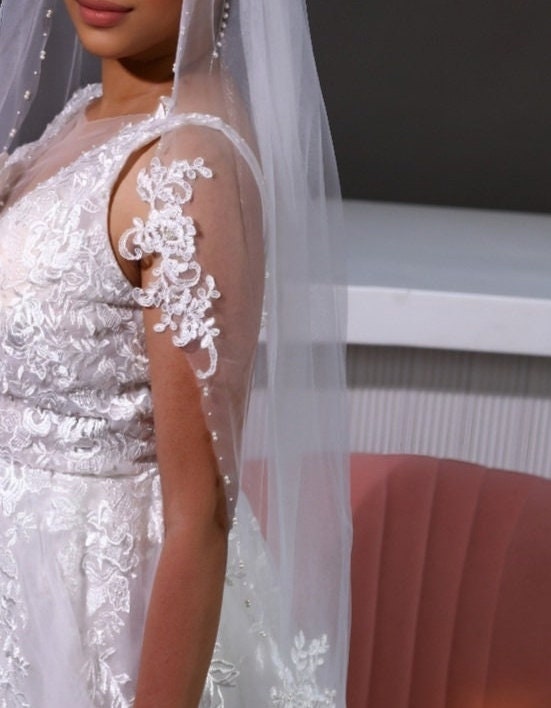 Off-White Bridal Veil: Short Lace Floral Edge with Pearls (100cm)