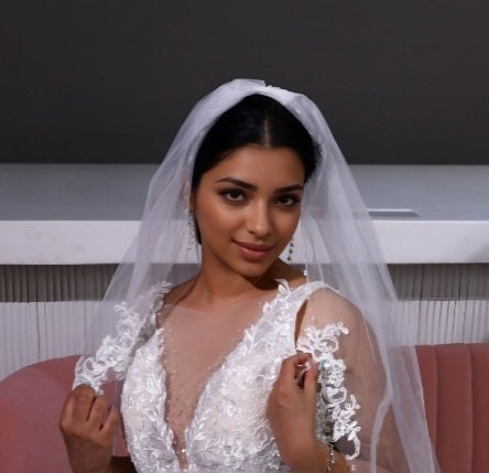 Off-White Bridal Veil: Short Lace Floral Edge with Pearls (100cm)