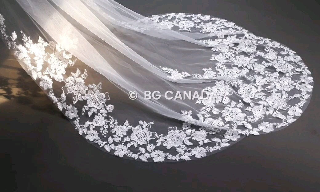 Scalloped Floral Cathedral Veil: Elegant Bridal Lace, 300cm