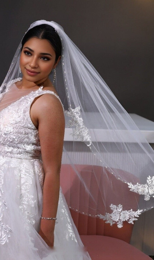 Off-White Bridal Veil: Short Lace Floral Edge with Pearls (100cm)