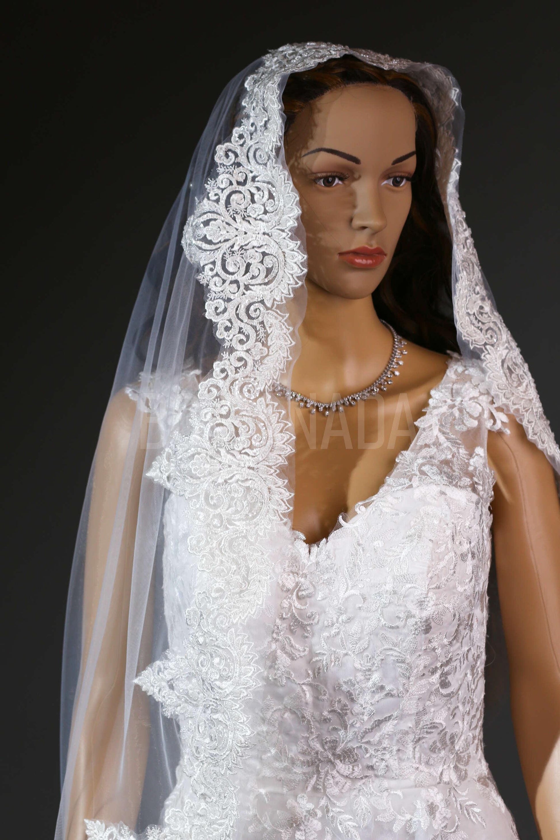 Beaded edged Bridal Veil Mantilla Lace Wedding Veil Lace trim veil fingertip Lace veil 1 tier veil with comb beade Lace Veil