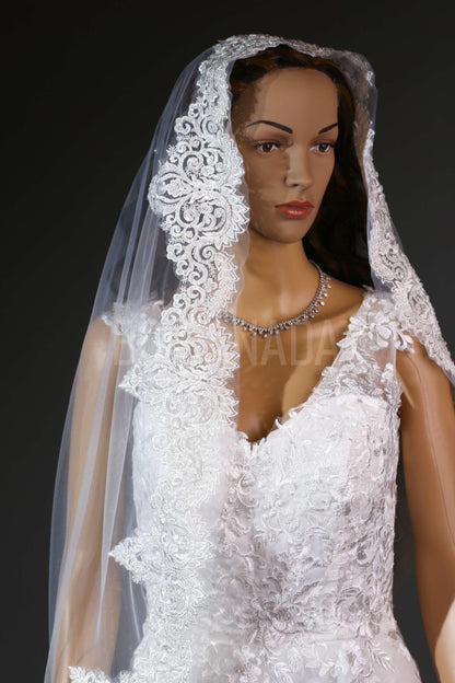 Beaded Lace Bridal Mantilla Veil: Elegant Wedding Veil with Comb