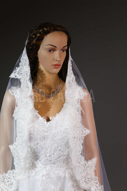 Beaded edged Bridal Veil Mantilla Lace Wedding Veil Lace trim veil fingertip Lace veil 1 tier veil with comb beade Lace Veil