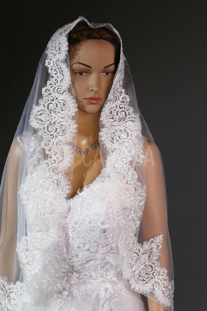 Beaded edged Bridal Veil Mantilla Lace Wedding Veil Lace trim veil fingertip Lace veil 1 tier veil with comb beade Lace Veil