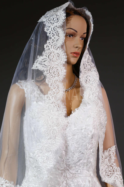 Beaded edged Bridal Veil Mantilla Lace Wedding Veil Lace trim veil fingertip Lace veil 1 tier veil with comb beade Lace Veil