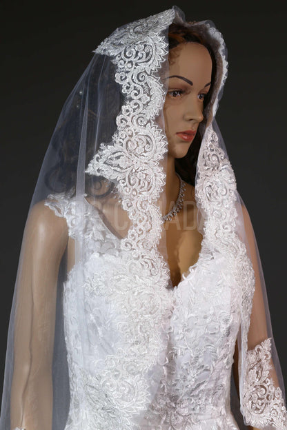 Beaded edged Bridal Veil Mantilla Lace Wedding Veil Lace trim veil fingertip Lace veil 1 tier veil with comb beade Lace Veil