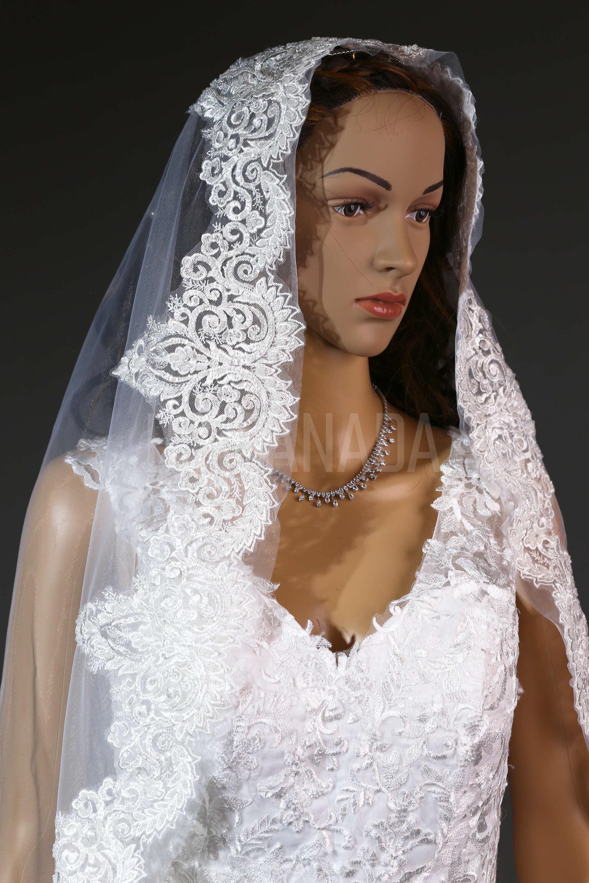 Beaded edged Bridal Veil Mantilla Lace Wedding Veil Lace trim veil fingertip Lace veil 1 tier veil with comb beade Lace Veil