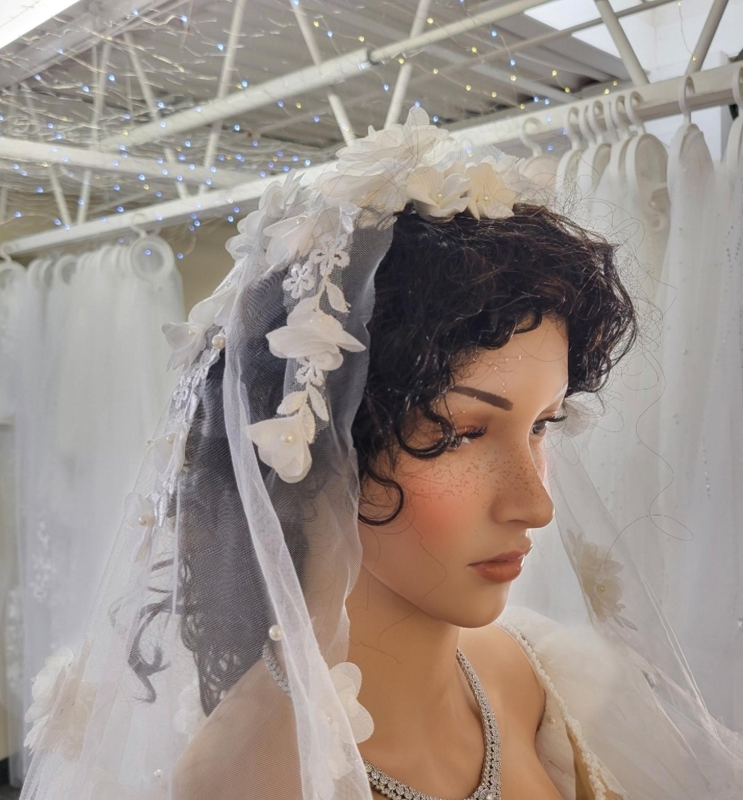 3D Floral Pearl Bridal Veil: Embroidered Tulle Chapel Veil