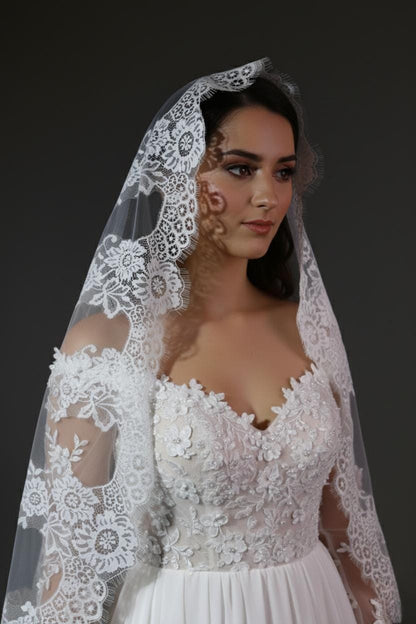 Mantilla Lace Wedding Veil Chantilly Lace Mantilla Veil Fingertip Veil Mantilla Lace Veil Lace Wedding Veil Fingertip Rose Lace eyelash Veil