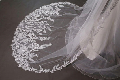 Floral Lace Bridal Veil with Long Train – Elegant Embroidered Tulle Wedding Veil, Cathedral Style Veil for Bride Classic Bridal Style
