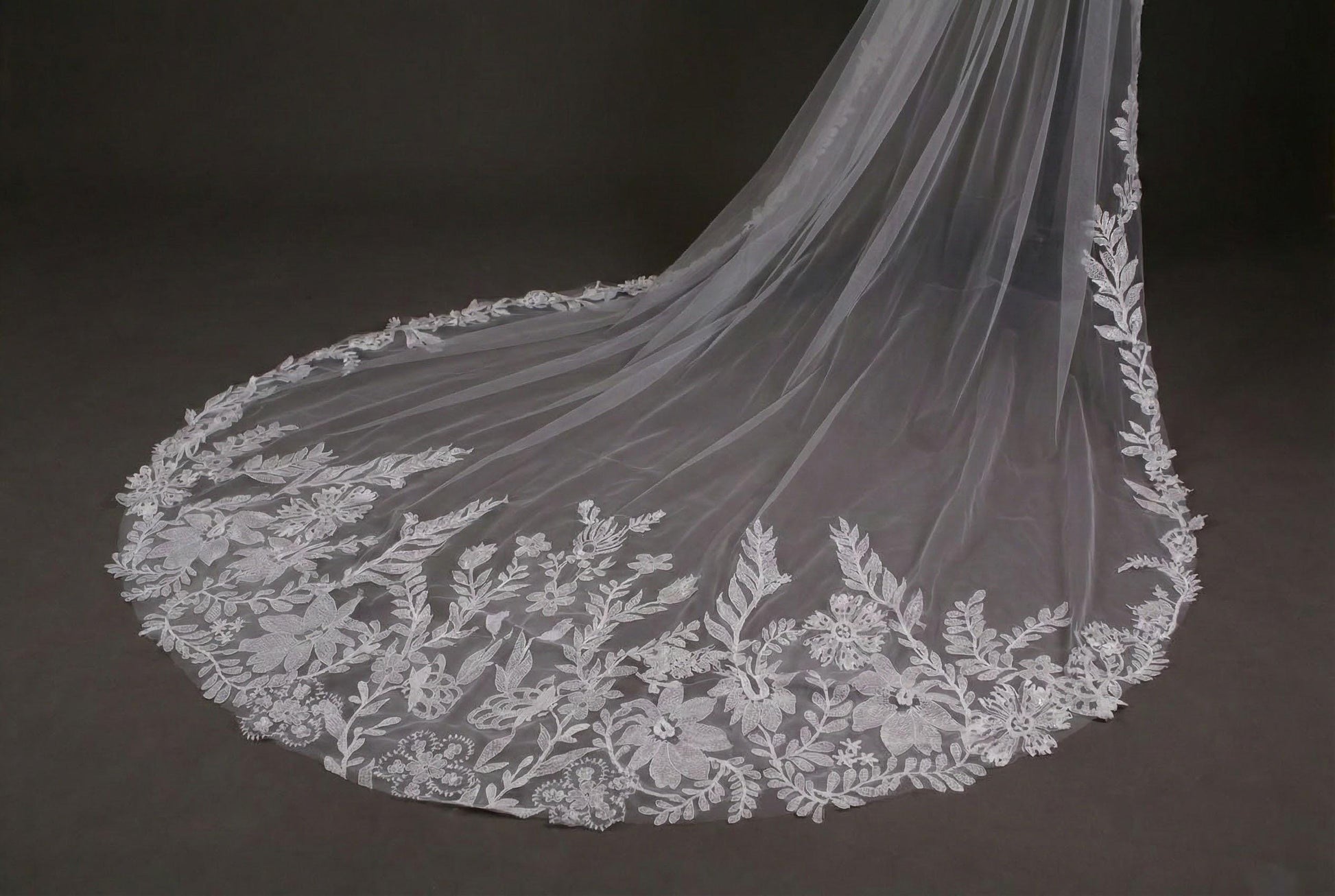 Floral Lace Bridal Veil with Long Train – Elegant Embroidered Tulle Wedding Veil, Cathedral Style Veil for Bride Classic Bridal Style