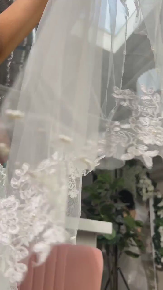 Off-White Bridal Veil: Short Lace Floral Edge with Pearls (100cm)