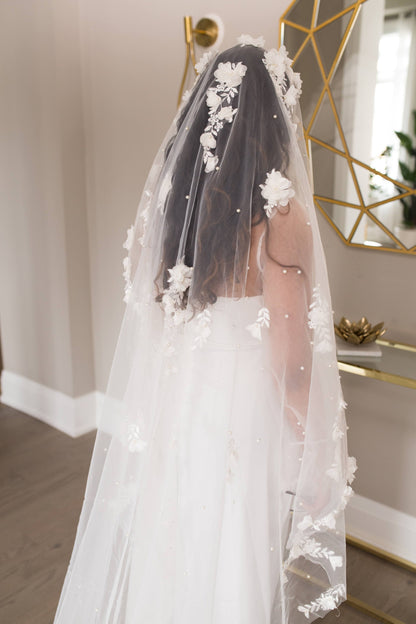 Short 3D Floral Scatter Veil with Pearls - Lillian Pearl Blossom