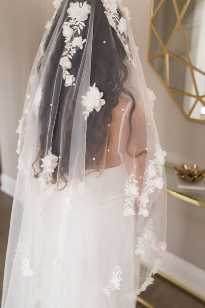 Short 3D Floral Scatter Veil with Pearls - Lillian Pearl Blossom